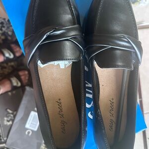 Easy Street Women's Black Loafers